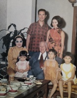 何鸿燊二房三代同堂照曝光，幼年何超琼像何超莲，与爷爷坐在一起