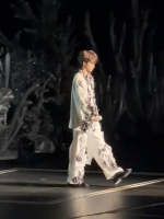 梓渝演唱会萌态步伐引热议