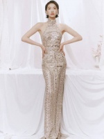 宋茜亮片挂脖裙亮相活动，11分钟路透视频曝光