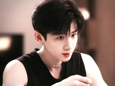 白敬亭的身材也太好了吧,看来健身房不是白去的