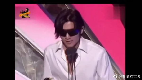 谢霆锋穿王菲挑选长裙领取世界音乐大奖