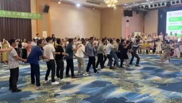 公司年会,一位战斗力爆棚的女士和一群惊慌失措的男士