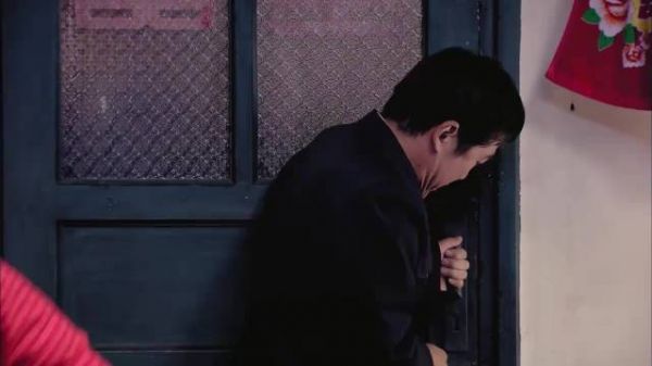 金婚:小夫妻新婚,众人全躲外面听洞房,听文丽喊疼误会了!