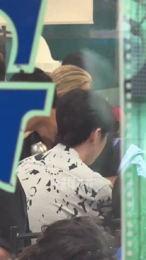 小凯哥哥穿这么帅,去干饭了