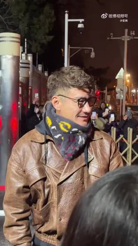 胡兵素颜亮相春晚联排状态佳