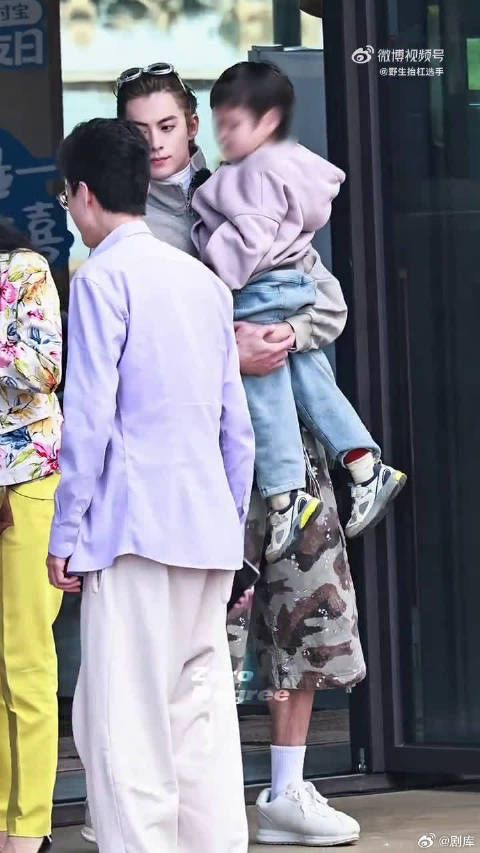 单手抱娃超利落!王鹤棣休闲装路透,萌感拉满盼正片