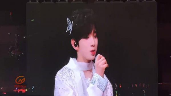 陈浚铭白西装蝴蝶夹造型亮相荣耀之战