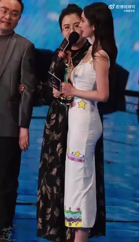 杨幂身材本来很性感了,何必还要垫臀呢?