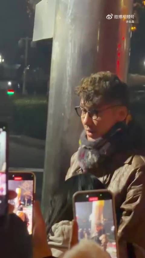 胡兵春晚路透状态清爽挺拔儒雅少年气