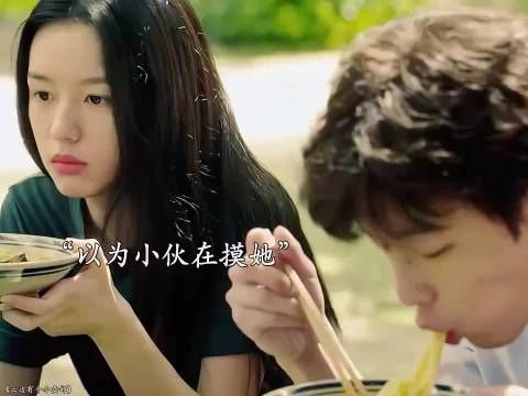 我双手端着面,你跟我说,我摸你,打扰我吃面