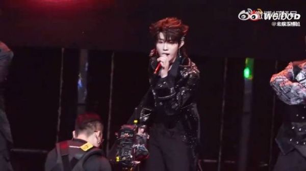 《死了都要爱》舞台跪着飙高音,太好听了!