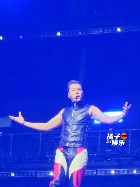 来投送一段伟霆哥直拍，太帅了