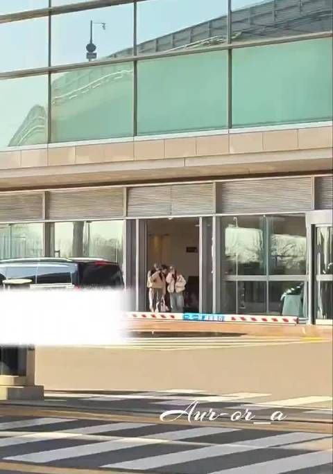 迪丽热巴抵达北京路透,看身高识人