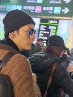 陈伟霆现身街头引路人围观，粉丝热情拍照