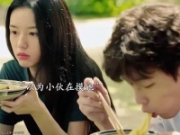 我双手端着面，你跟我说，我摸你，打扰我吃面