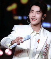 肖战开年连掀热度，舞台时尚影视全面开花