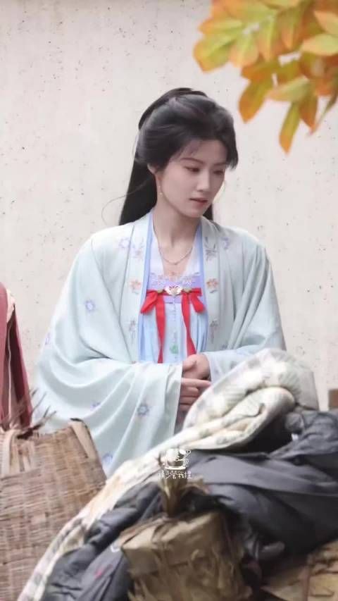 卢昱晓就是典型的越素越美啊，妆容越淡，整个人都更加漂亮了