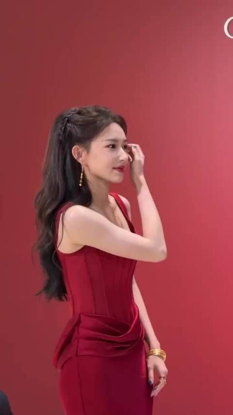 程潇穿酒红色吊带长裙现身,清冷又明艳的气质,走路还自带气场,仪态超绝