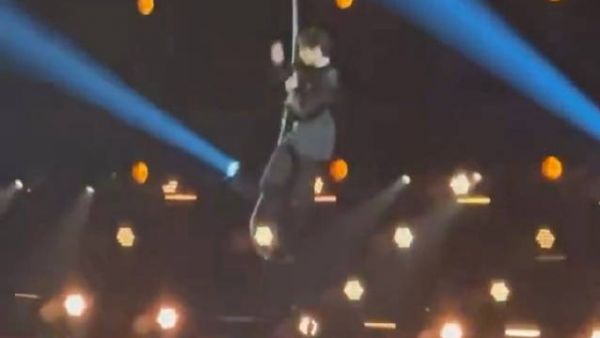 格莱美舞台高空等待，柾国放松状态引关注