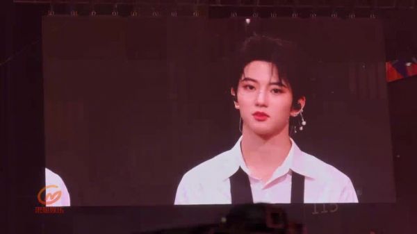 穆祉丞佩戴珍珠吊坠亮相荣耀之战第二场