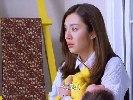 陆母探身至阳台边缘，踮起脚尖四处寻觅那枚钻戒