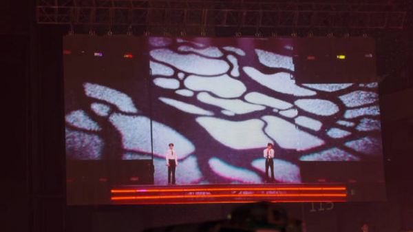 穆祉丞邓佳鑫斗篷造型合唱超级偶像