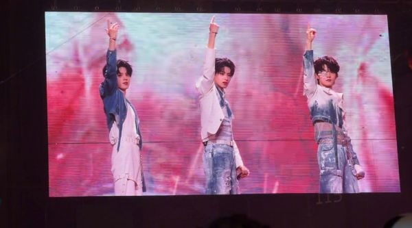 登陆少年朱志鑫左航苏新皓《千疮百孔》舞台