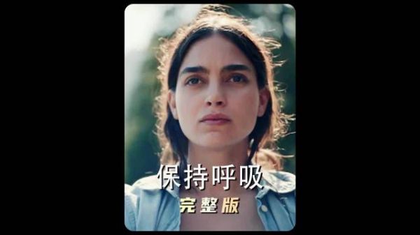 被困荒岛的女人为了活命,竟脱掉衣服跳进了河里!