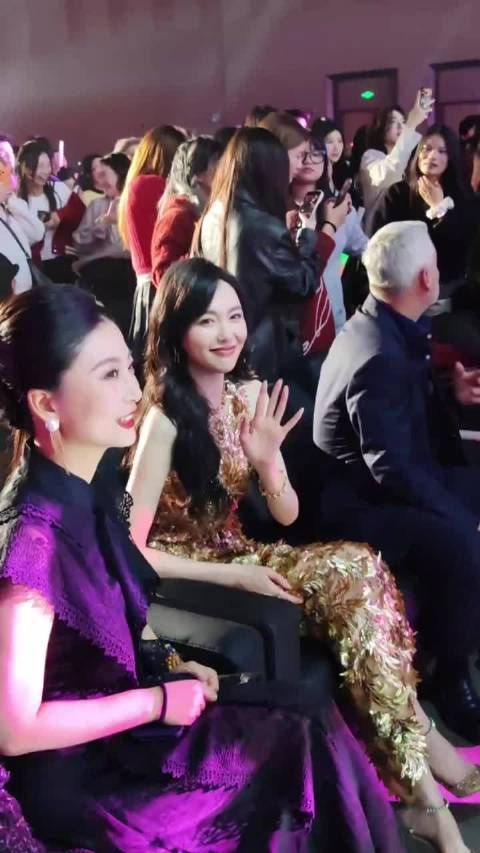 唐嫣亮相欧莱雅年会,CEO总经理左右护法,专属广告片引关注