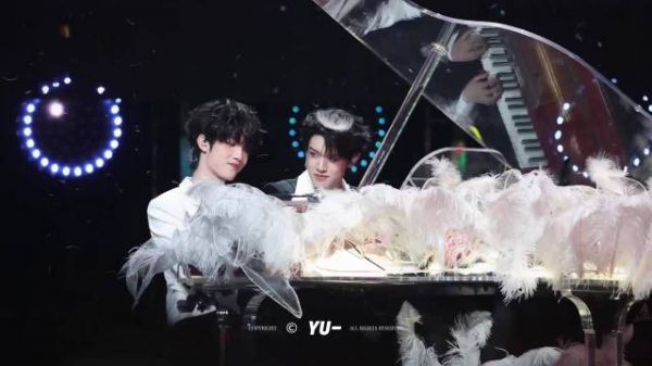 苏新皓张极黑白造型四手联弹，琴弦拨动羽毛飞舞