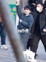 周深春晚联排下班与粉丝热情互动