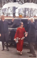 周迅参加巴黎时装周，两名白人壮汉为她撑伞！她对养老有规划