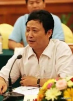 魏文彬追悼会:上百人跪地磕头，汪涵、李维嘉祭拜，地位显而易见