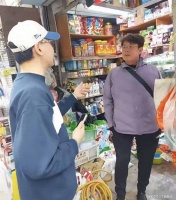 75岁谭咏麟街头买金鱼！与老板老友式寒暄，无保镖接地气引狂赞