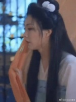 一个人独守偌大的珍琅阁哭泣