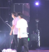 SMTOWN结束时郑成灿与洪承汉拍手问候