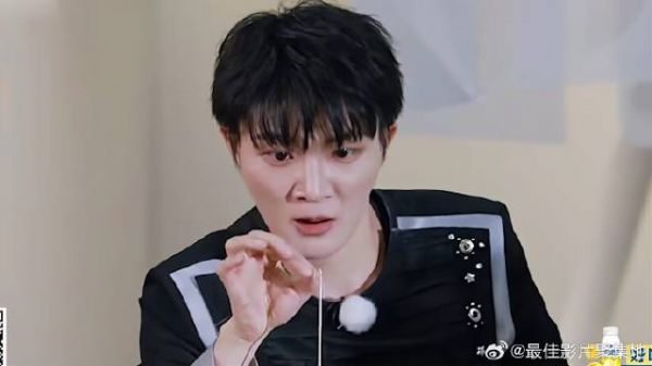 周深穿针能力惊人，晃动中一秒完成