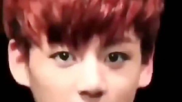 柾国签售会与粉丝镜头对视害羞咬唇