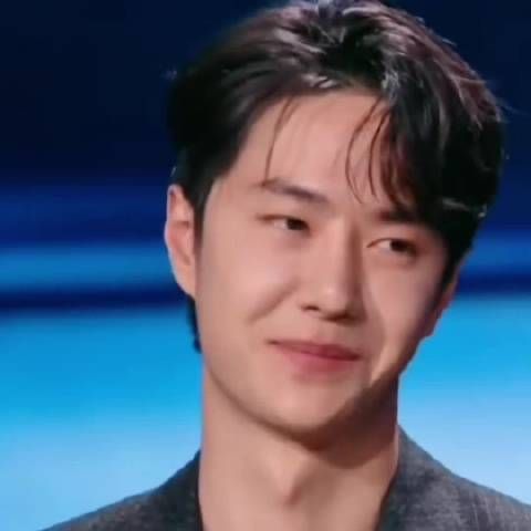 邓超微博之夜对王一博耳语内容引猜测