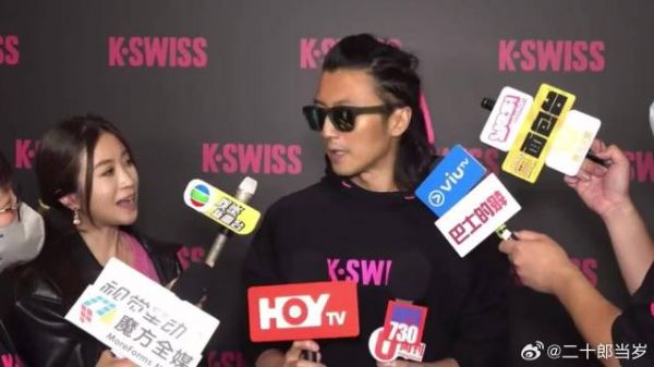 媒体兜着圈子问,其实最想问的还是王菲,谈到她,谢霆锋还是害羞且甜蜜的笑了