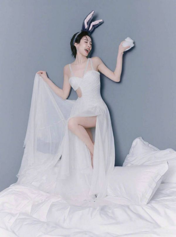 宋茜戴兔耳发箍，笑意清甜。