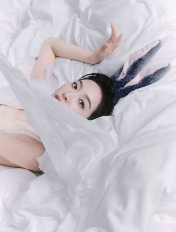 宋茜躺卧遮面，气质慵懒。