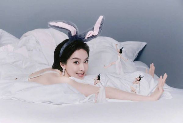 宋茜躺卧浅笑，迷你人像点缀趣味十足。