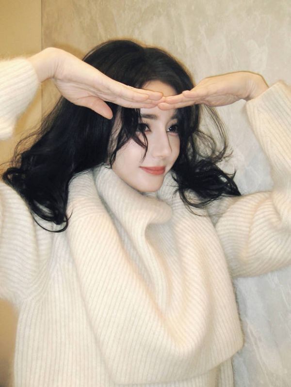 迪丽热巴绽放温柔笑容，皮肤白皙光滑，状态超好。