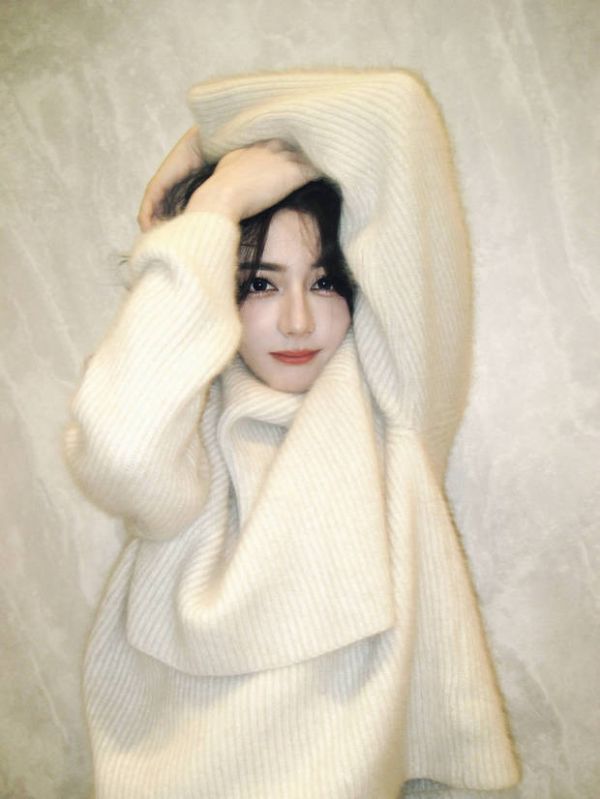 迪丽热巴穿着温暖毛衣十分柔软舒适。