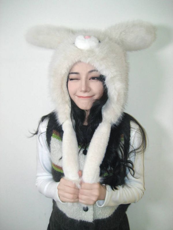 迪丽热巴绽放甜美笑容，美貌养眼。