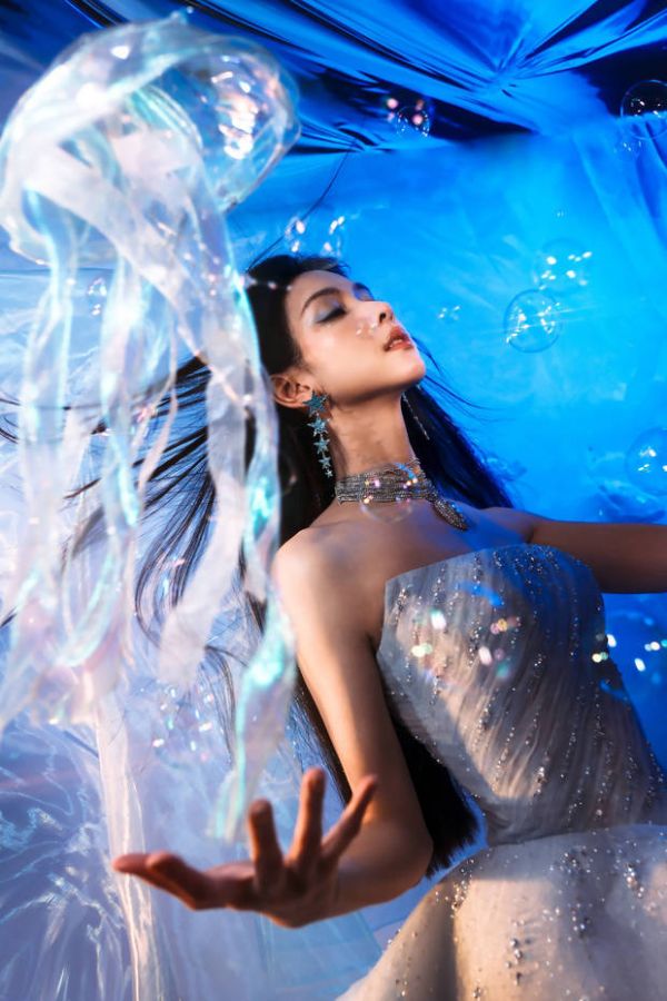 搜狐娱乐讯 1日,陈都灵最新写真大片释出,她穿着闪钻抹胸裙化身海洋公主,十分梦幻浪漫!