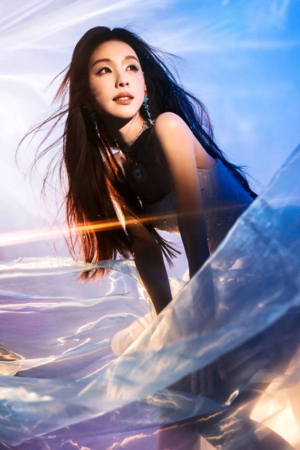 陈都灵面露温柔笑容,气质在线。