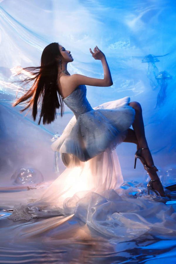 陈都灵身姿曼妙,小蛮腰不盈一握。