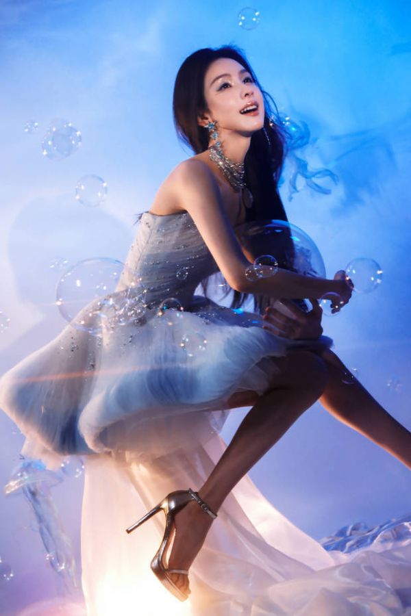 陈都灵宛若被泡泡包围的海洋公主。